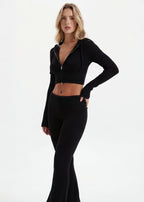 Conjunto de punto con chaqueta y pantalón acampanado