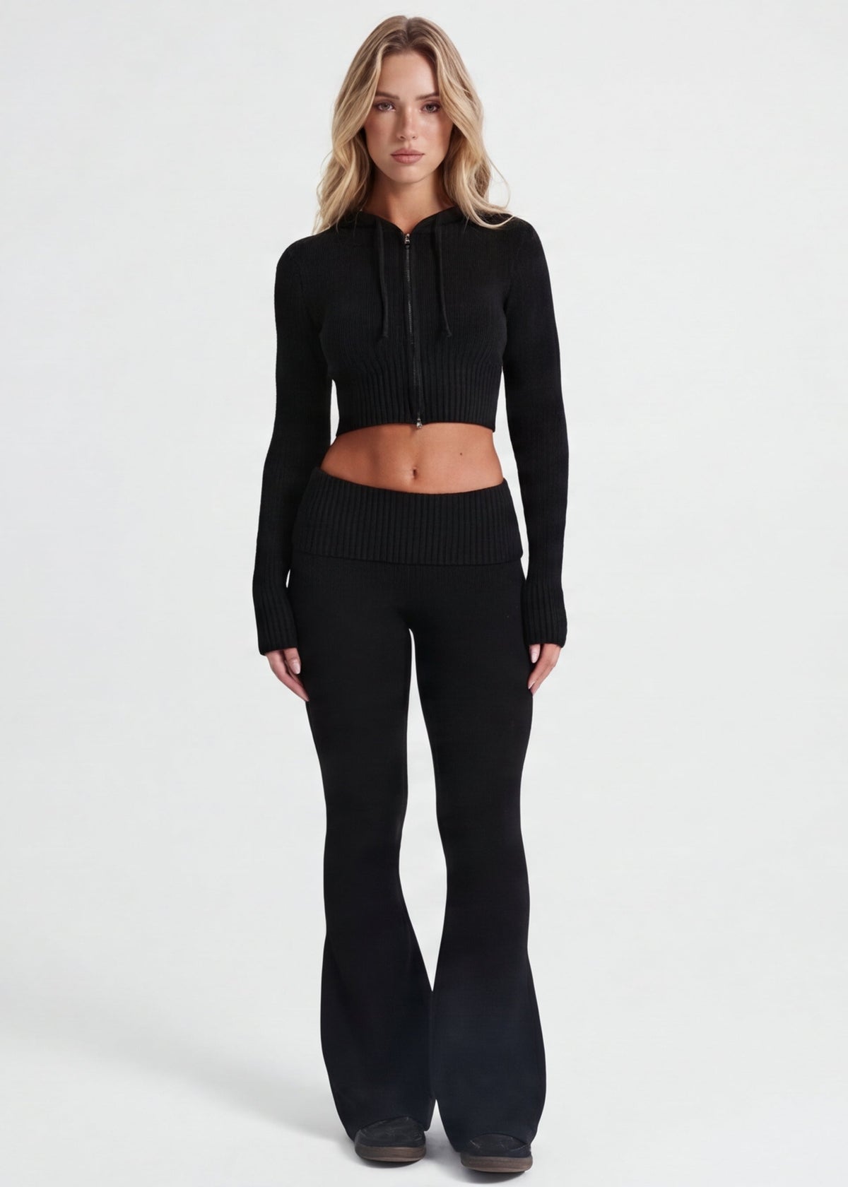 Conjunto de punto con chaqueta y pantalón acampanado