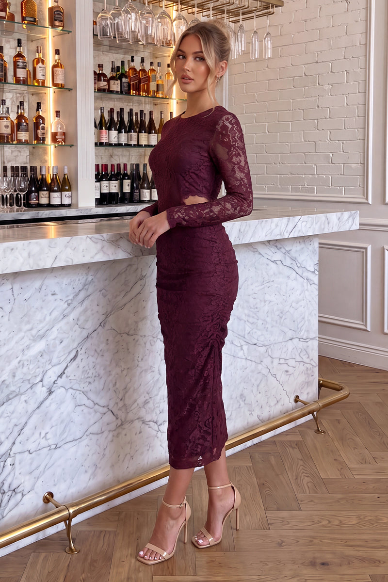 Vestido midi de encaje con abertura lateral en ciruela