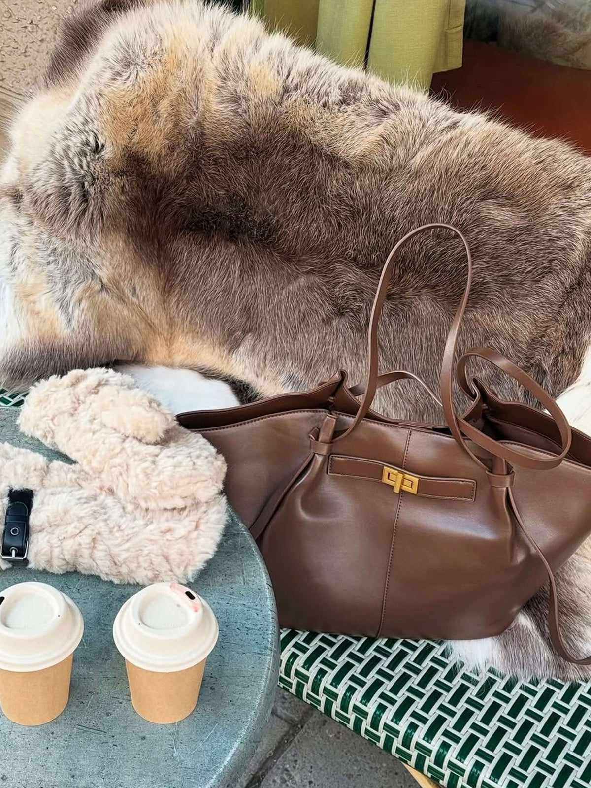 Bolso shopper con cierre dorado